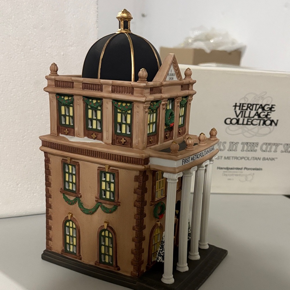 Department 56, Christmas in the City, “First Metropolitan Bank” NIB - Picture 2 of 8